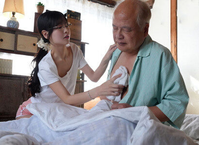 Lớp học vắng vẻ, tiếng rên rỉ dâm đãng của vang vọng khắp phòng
